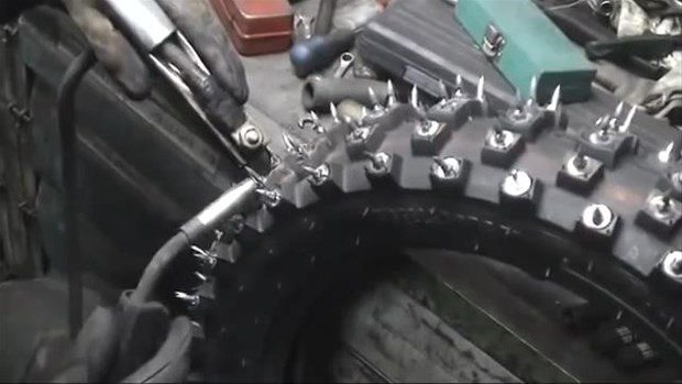 Kar lastiğini kendisi yaptı