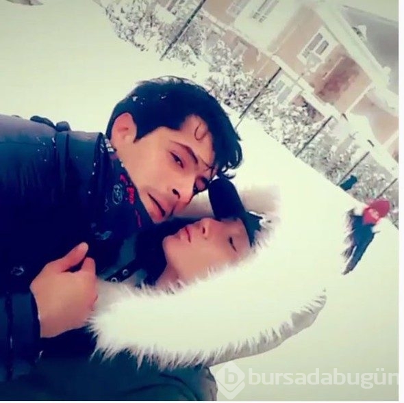 Eşine öpücük yağmuru