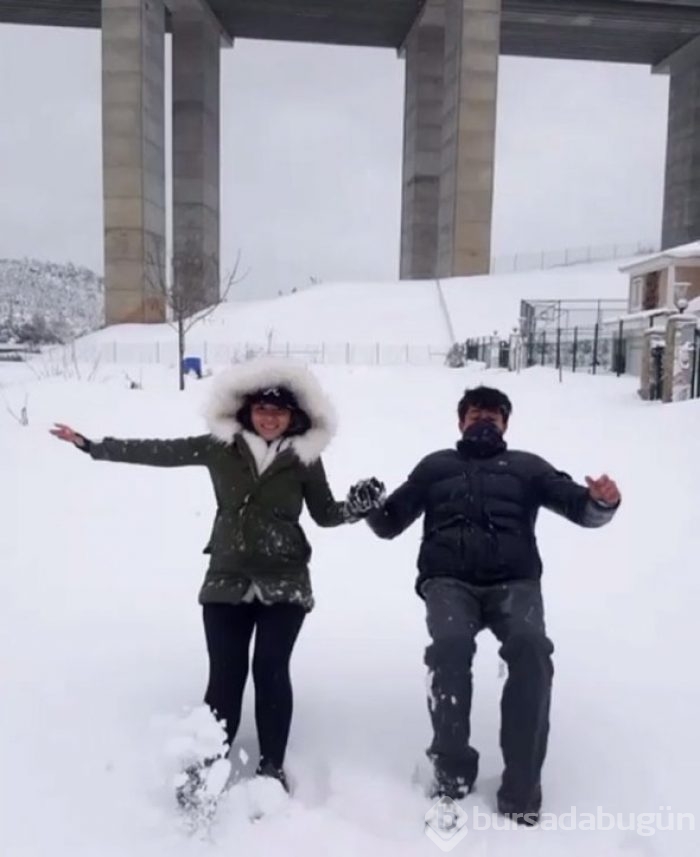 Eşine öpücük yağmuru
