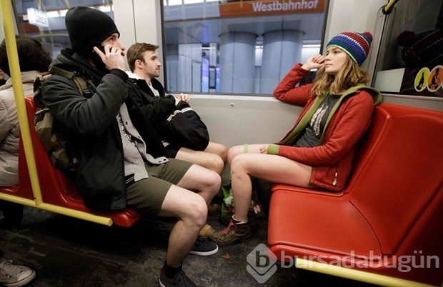 Metroda pantolonsuz yolculuk