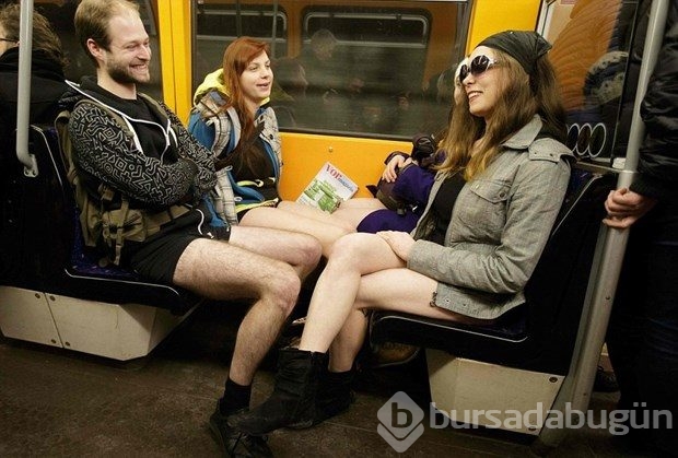Metroda pantolonsuz yolculuk