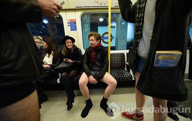 Metroda pantolonsuz yolculuk