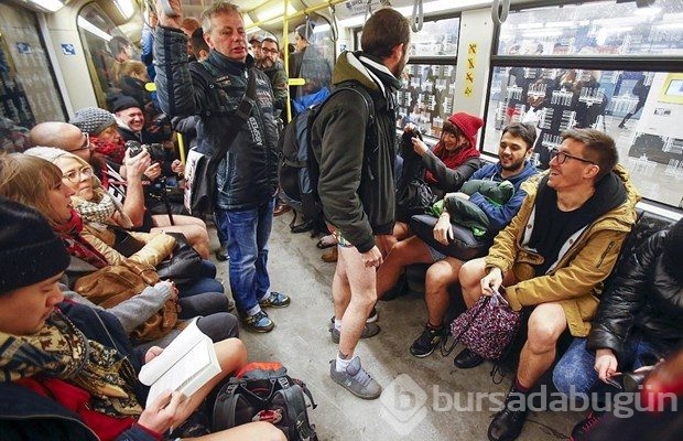 Metroda pantolonsuz yolculuk