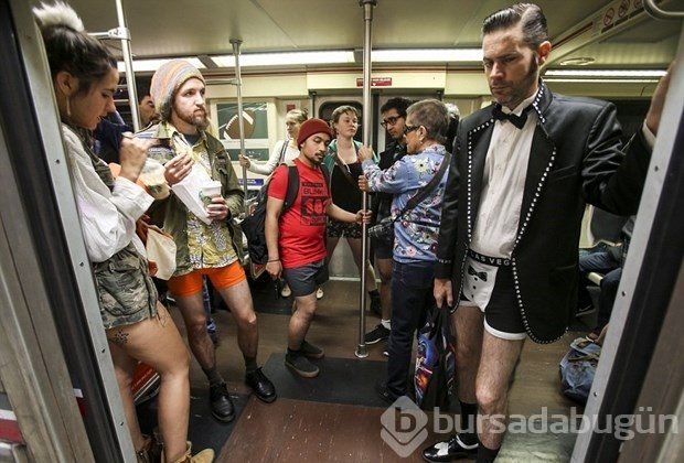 Metroda pantolonsuz yolculuk