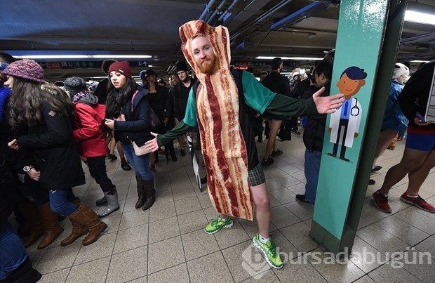 Metroda pantolonsuz yolculuk