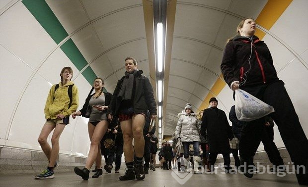 Metroda pantolonsuz yolculuk
