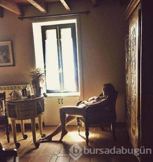 Dünyayı çıplak dolaşıyor