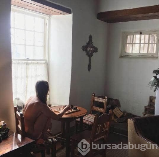 Dünyayı çıplak dolaşıyor