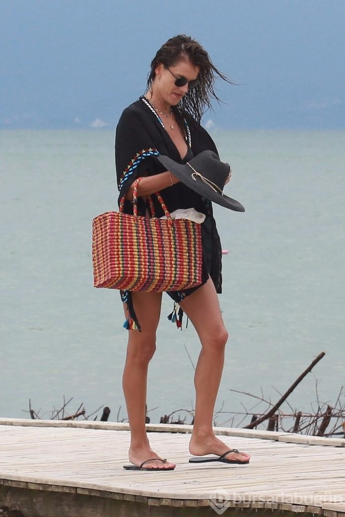 Alessandra Ambrosio plajı kasıp kavurdu