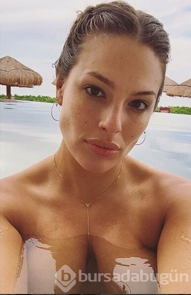 Ashley Graham, Instagram paylaşımlarıyla dikkat çekiyor