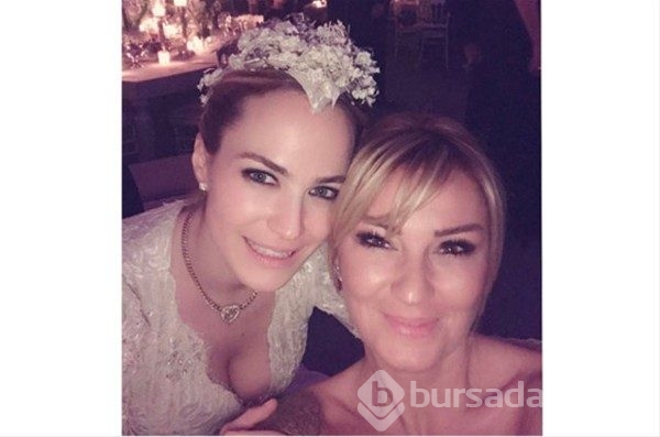 Pınar Altuğ'un dekoltesi olay oldu