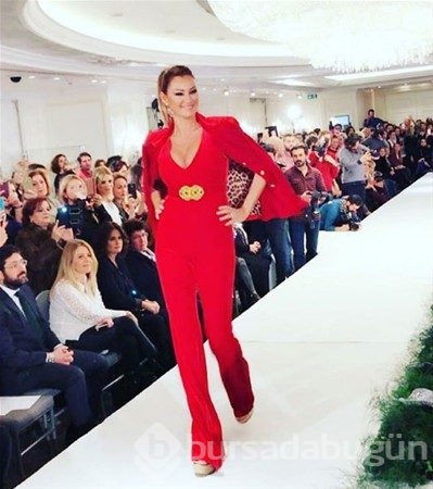 Pınar Altuğ'un dekoltesi olay oldu