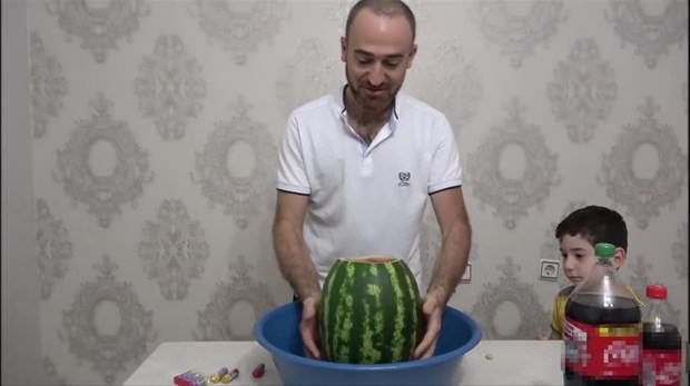 Karpuza kola ve naneli şeker dökülürse