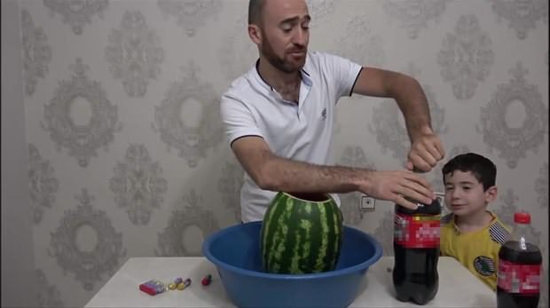 Karpuza kola ve naneli şeker dökülürse