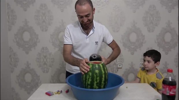 Karpuza kola ve naneli şeker dökülürse