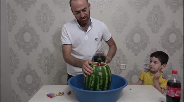 Karpuza kola ve naneli şeker dökülürse