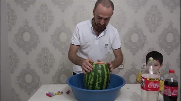 Karpuza kola ve naneli şeker dökülürse