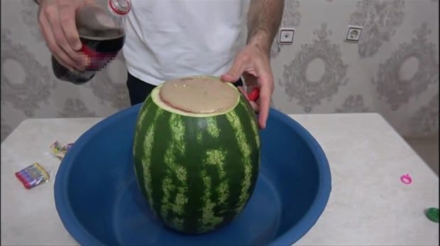 Karpuza kola ve naneli şeker dökülürse