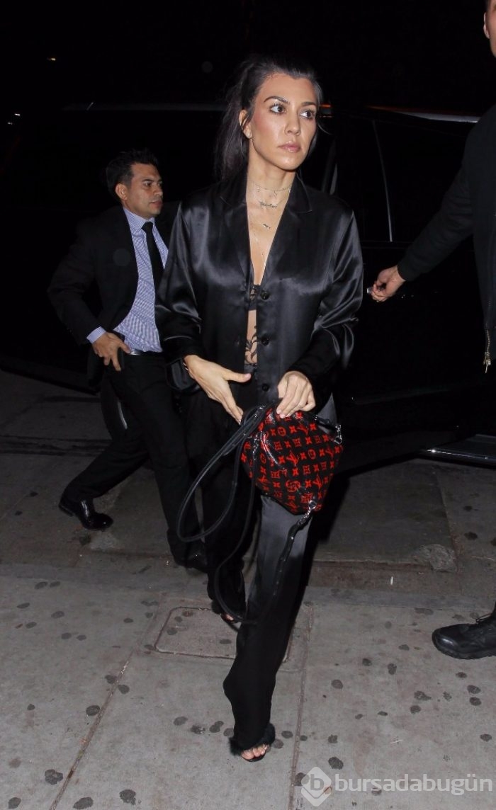 Kourtney Kardashian'dan cesur gece kıyafeti