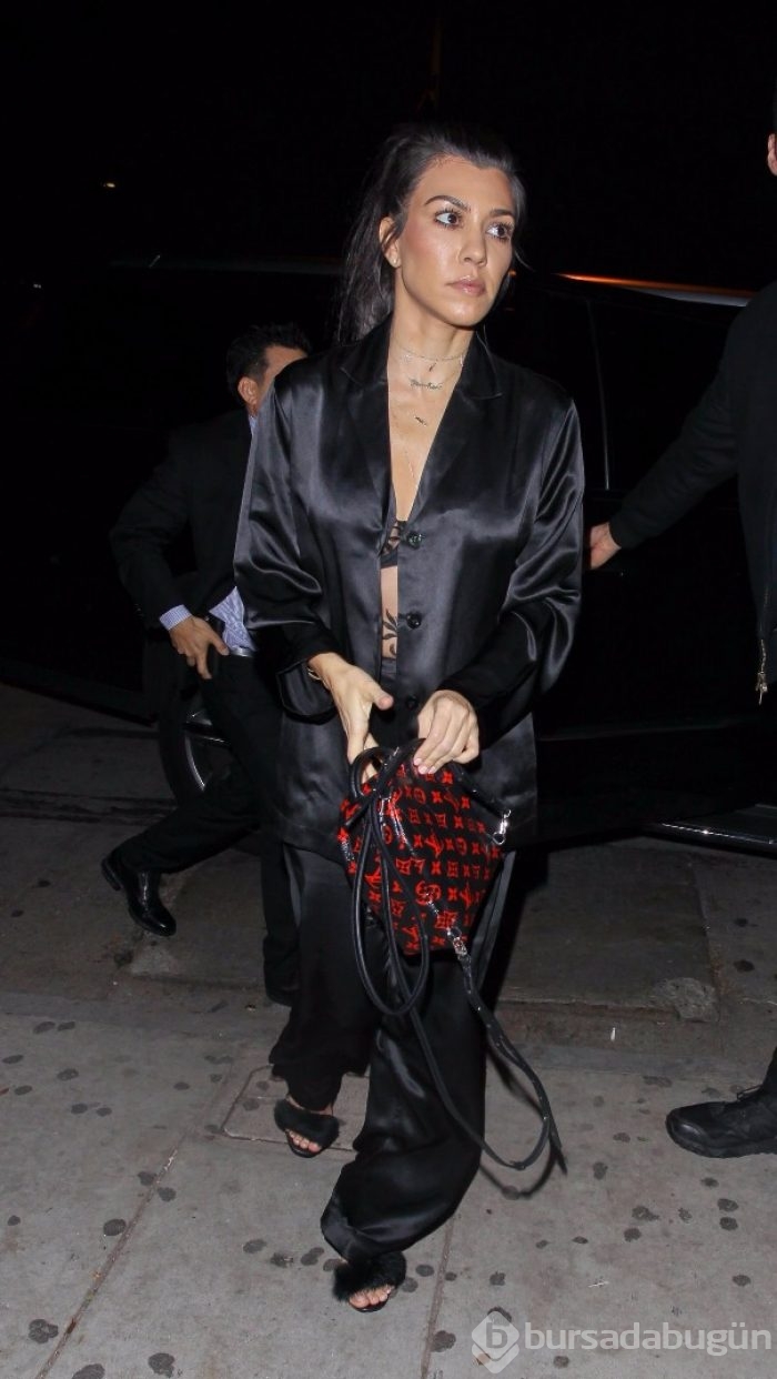 Kourtney Kardashian'dan cesur gece kıyafeti