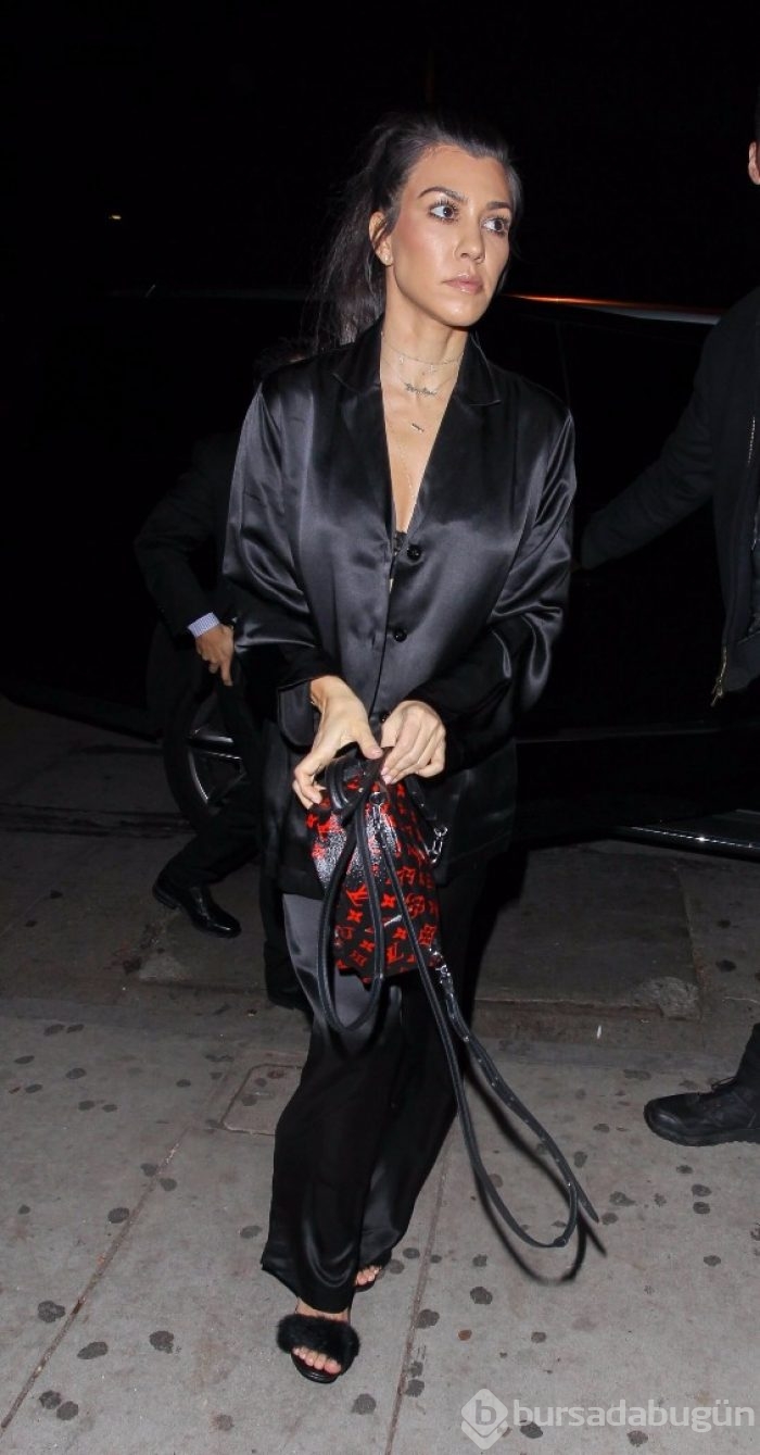 Kourtney Kardashian'dan cesur gece kıyafeti