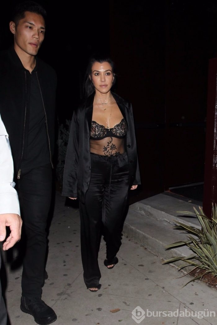 Kourtney Kardashian'dan cesur gece kıyafeti