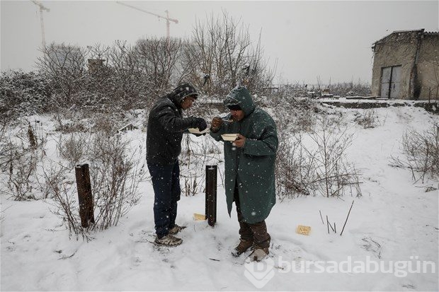 Sığınmacılar dondurucu soğukla boğuşuyor