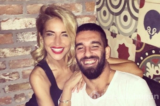 Burcu Esmersoy Arda Turan'ı duyunca mekana girmedi