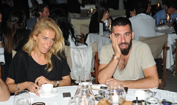 Burcu Esmersoy Arda Turan'ı duyunca mekana girmedi