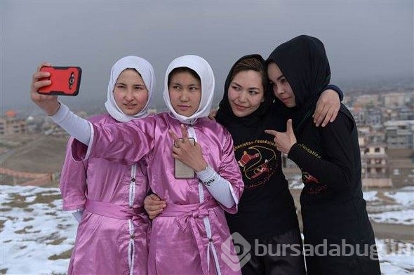 Dövüş sporu öğrenen Afgan genç kızlar