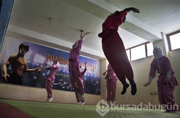 Dövüş sporu öğrenen Afgan genç kızlar