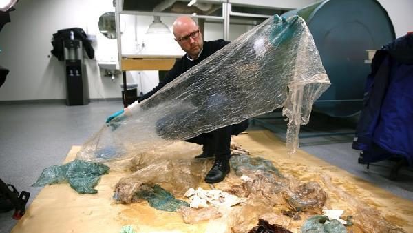 Balinanın midesinden 30 plastik poşet çıktı!