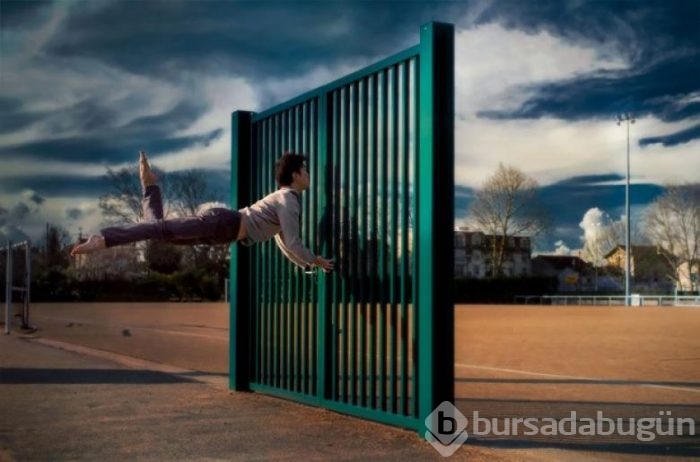 Bale yaparken fotoğraflarını çeken adam 