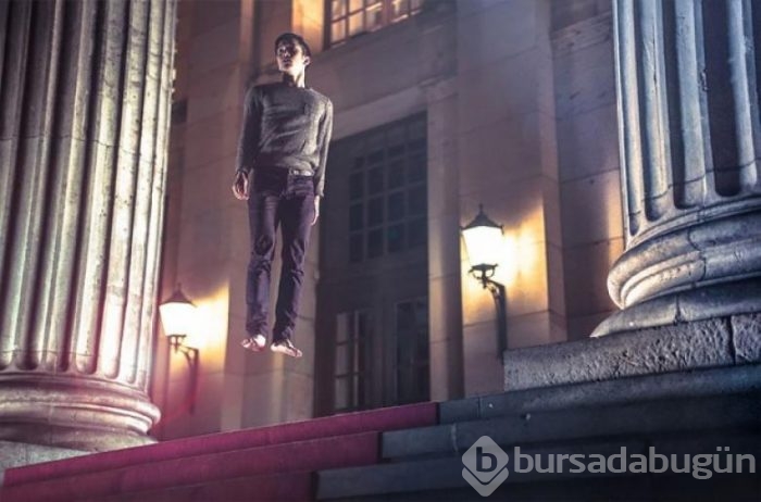 Bale yaparken fotoğraflarını çeken adam 