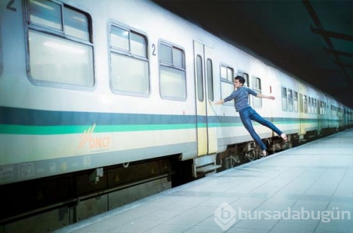 Bale yaparken fotoğraflarını çeken adam 