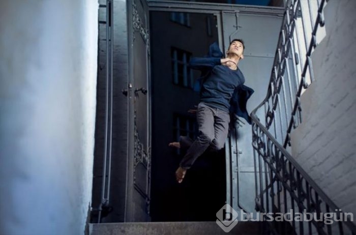 Bale yaparken fotoğraflarını çeken adam 
