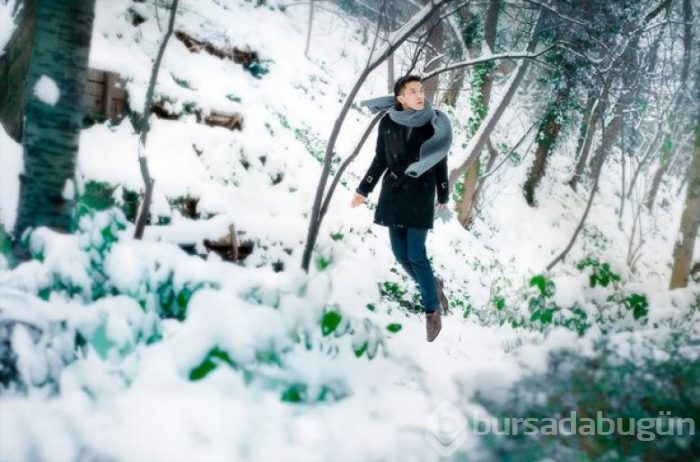 Bale yaparken fotoğraflarını çeken adam 