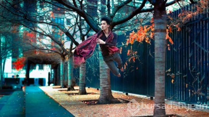 Bale yaparken fotoğraflarını çeken adam 