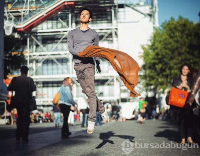 Bale yaparken fotoğraflarını çeken adam 