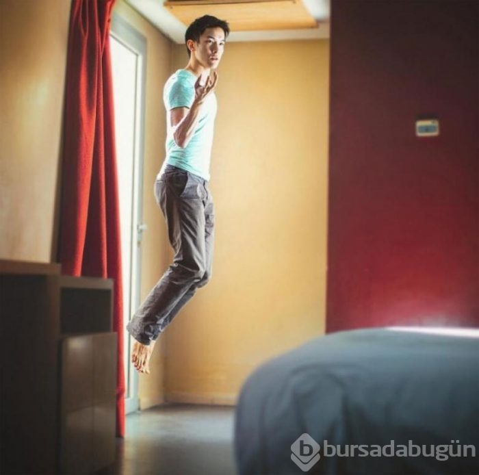 Bale yaparken fotoğraflarını çeken adam 