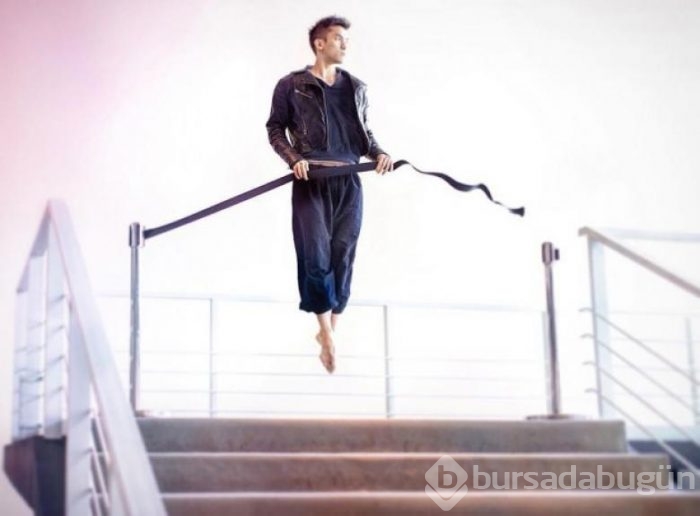 Bale yaparken fotoğraflarını çeken adam 