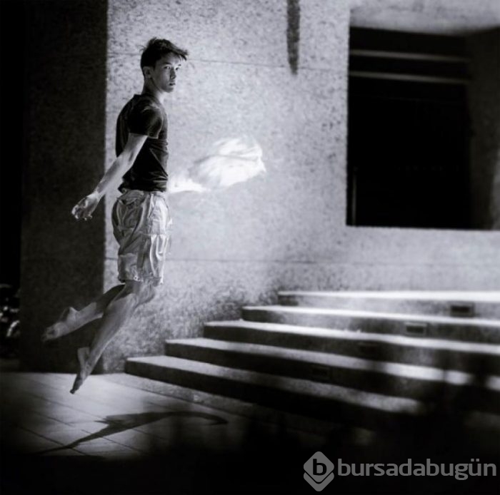Bale yaparken fotoğraflarını çeken adam 