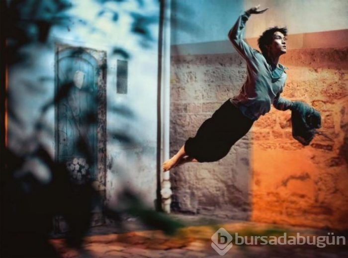 Bale yaparken fotoğraflarını çeken adam 