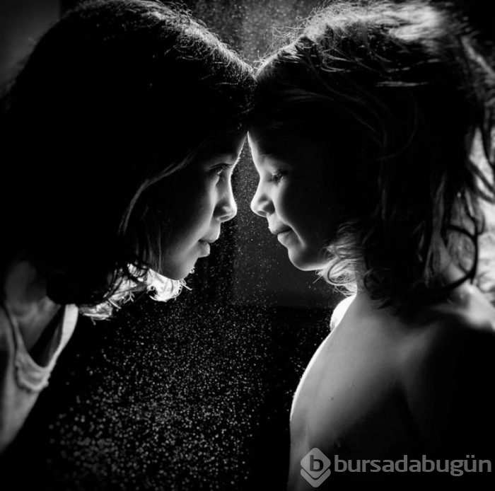 Yetenekli anne kızlarının muhteşem fotoğraflarını çekiyor