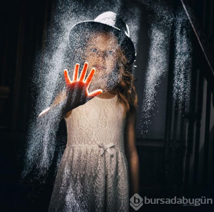 Yetenekli anne kızlarının muhteşem fotoğraflarını çekiyor