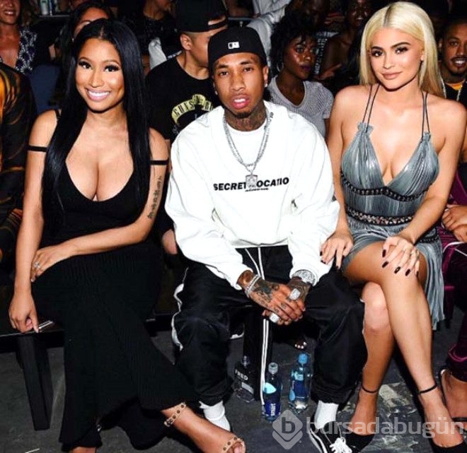 Irkçılıkla suçlanan Kylie Jenner hayranlarına küfür etti