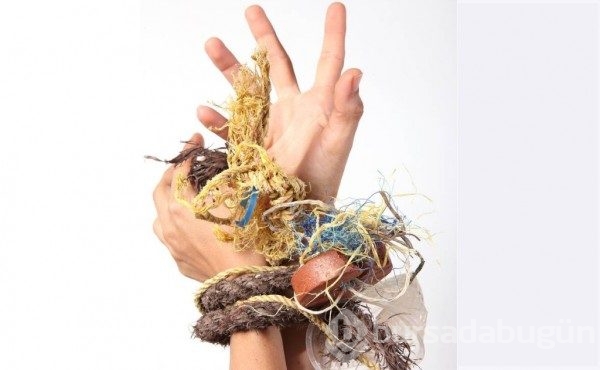 Plastikler yüzünden ölen hayvanların yerine insanları koydu