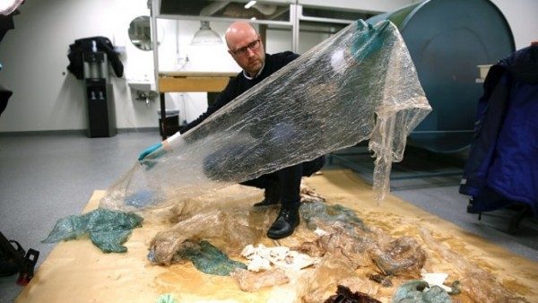Plastikler yüzünden ölen hayvanların yerine insanları koydu