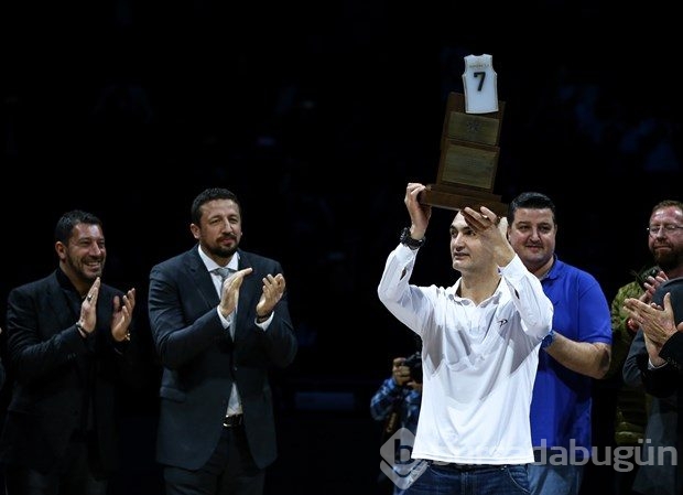 Anadolu Efes'ten Naumoski'ye büyük onur