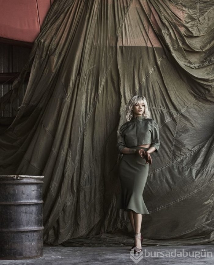 Harper's Bazaar'ın 150. sayısında Rihanna vardı
